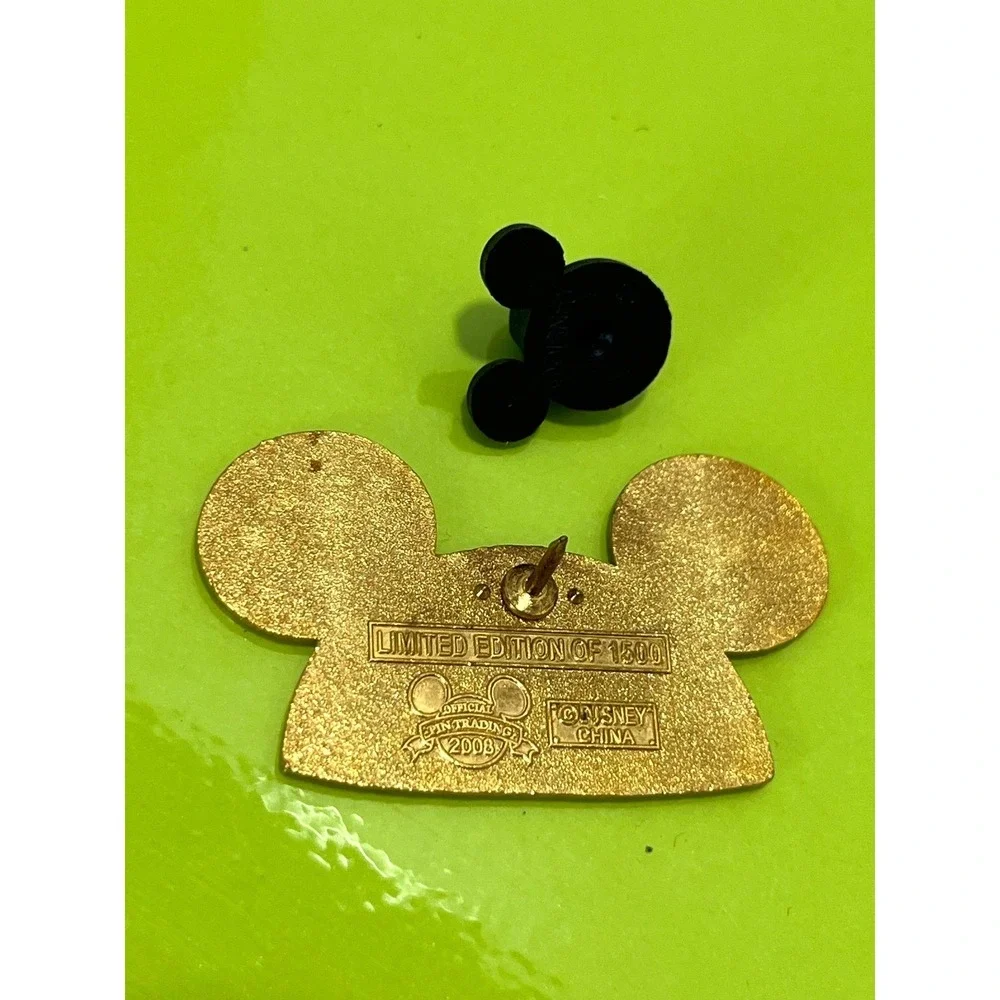 Disney pin trading